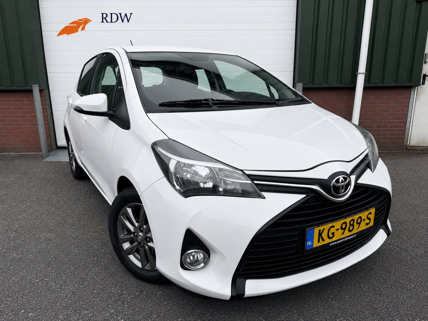 Toyota Yaris 5DR 2015 Wit | APK NIEUW | AIRCO, Auto's, Toyota, Stof, 40 €/maand, Zwart, Elektrische ramen