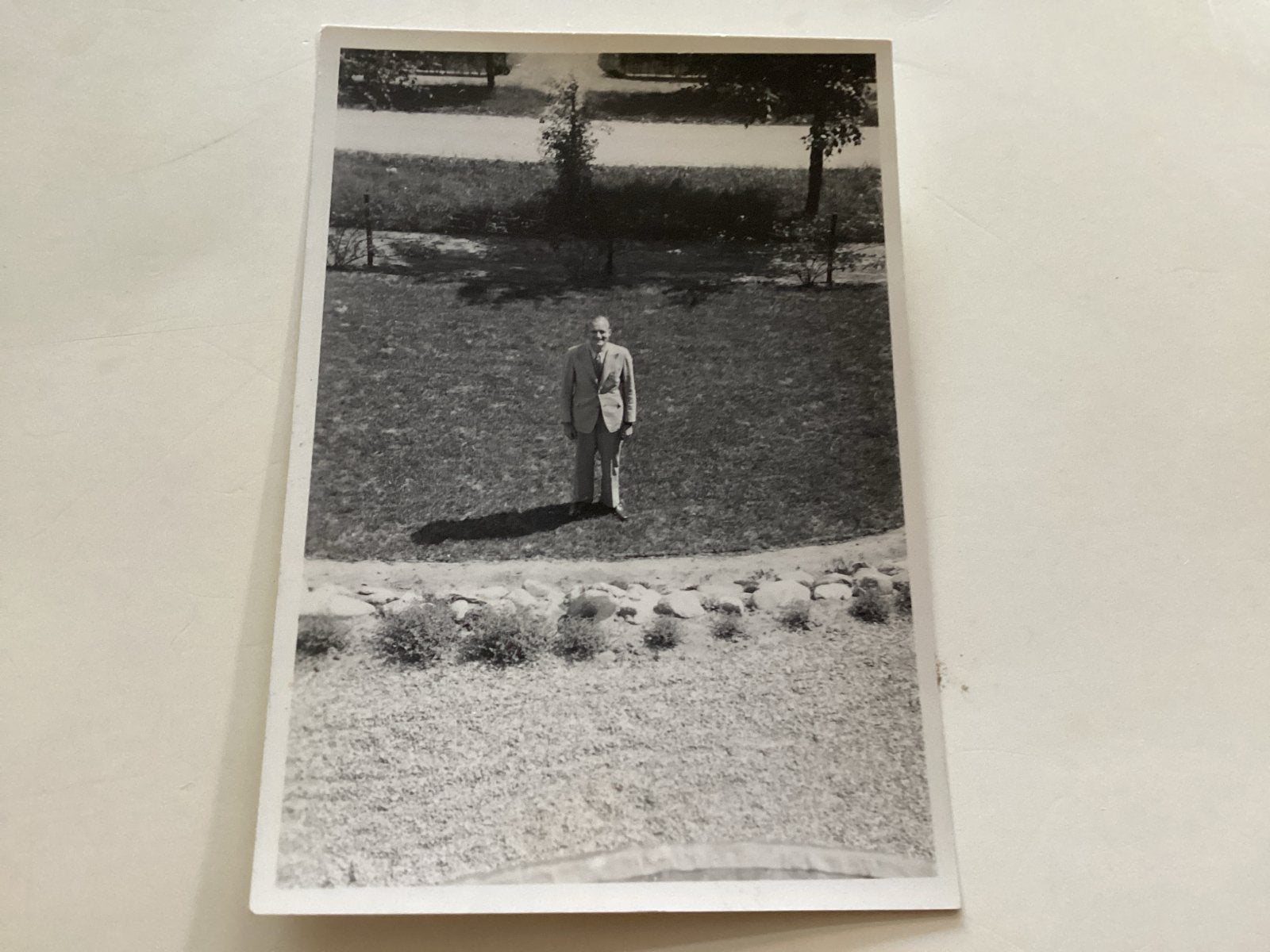 Epe van man in tuin - Jaren '40-'60 6x9 cm, Gebruikt, Foto, Ophalen of Verzenden, 1940 tot 1960