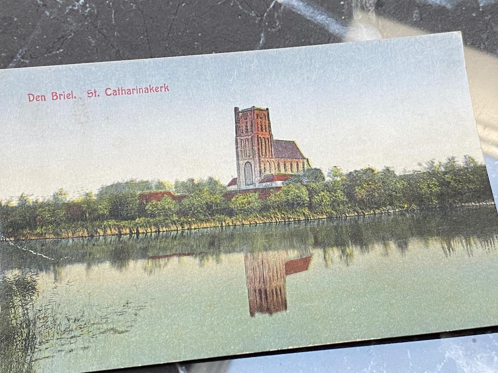 Vooroorlogse  ansichtkaart van Den Briel (St. Catharinakerk), Ophalen of Verzenden, 1920 tot 1940, Gelopen, Zuid-Holland