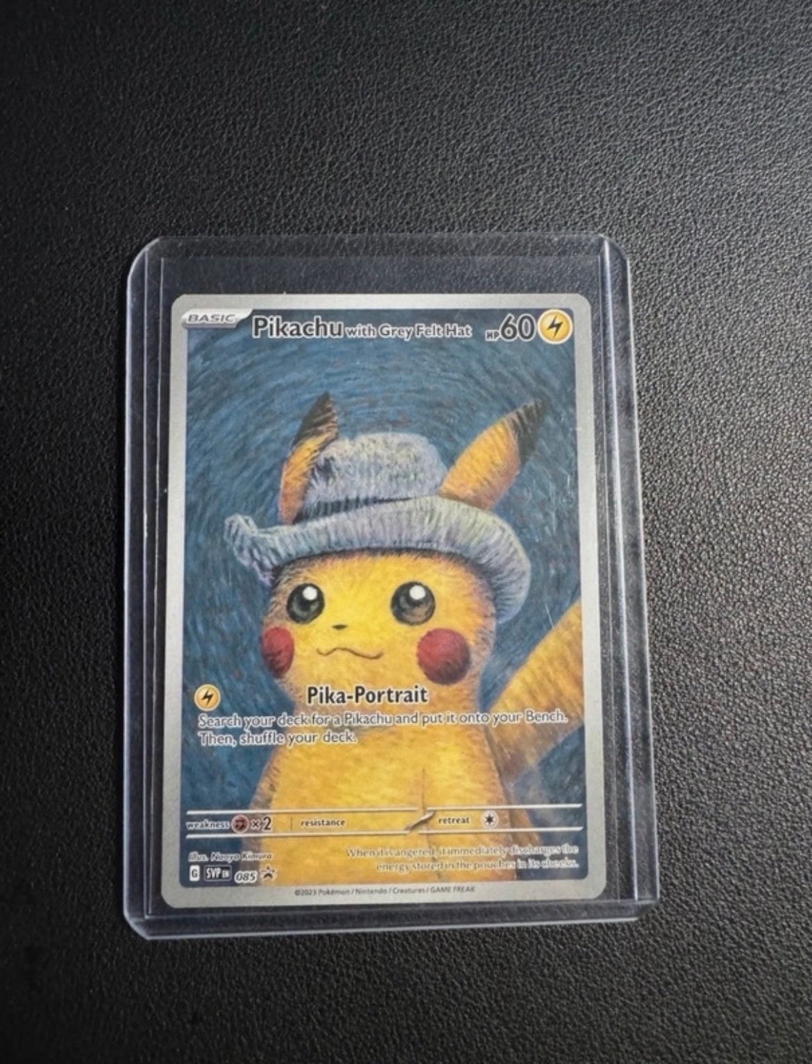 Pikachu met Grijze Vilten Hoed Pokémon Kaart SWSH085, Ophalen of Verzenden, Zo goed als nieuw, Losse kaart