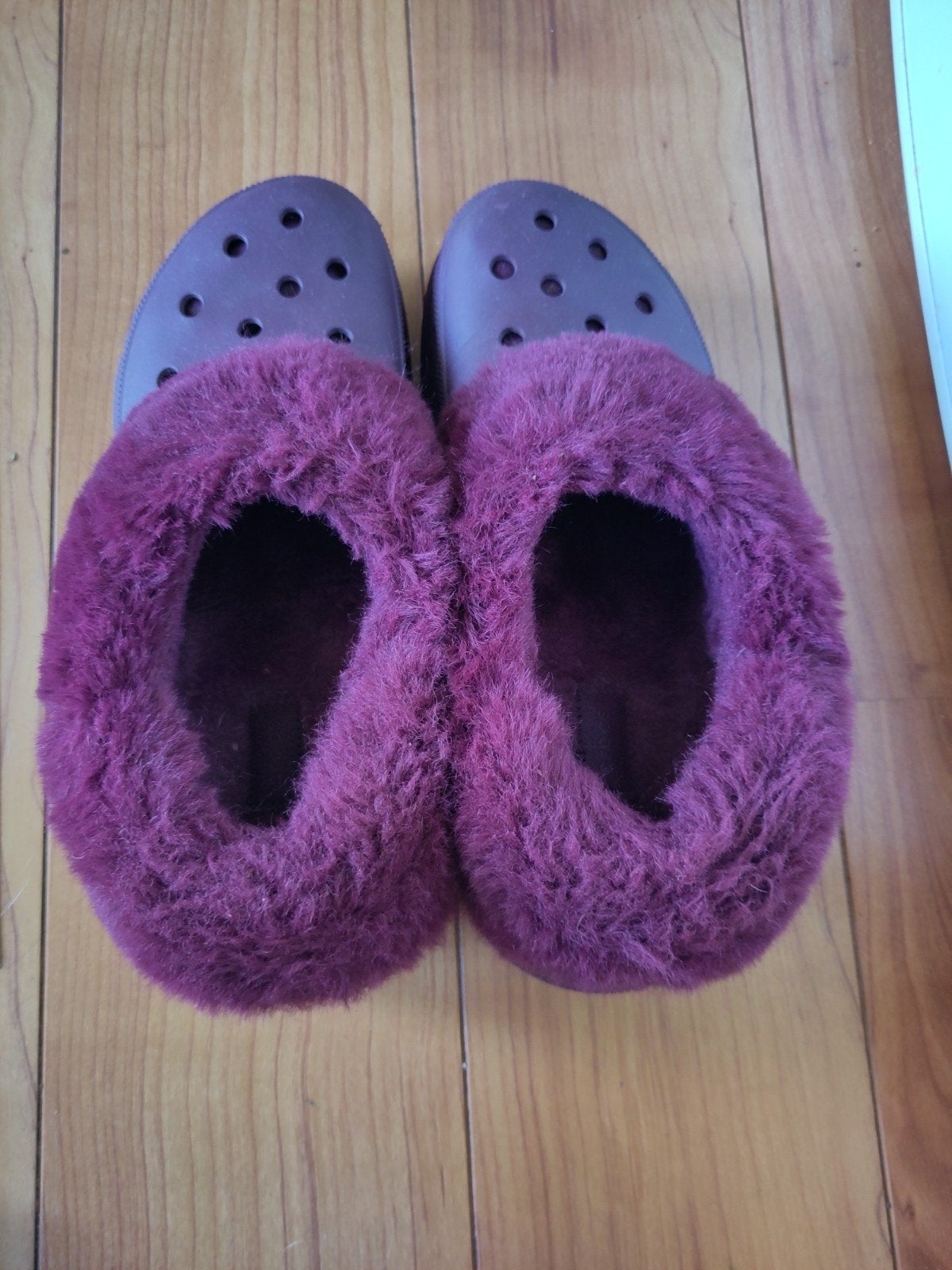 Crocs gevoerde klompen M  8 W10 (41-42) in bordeauxrood, Slippers, Ophalen of Verzenden, Crocs, Gedragen