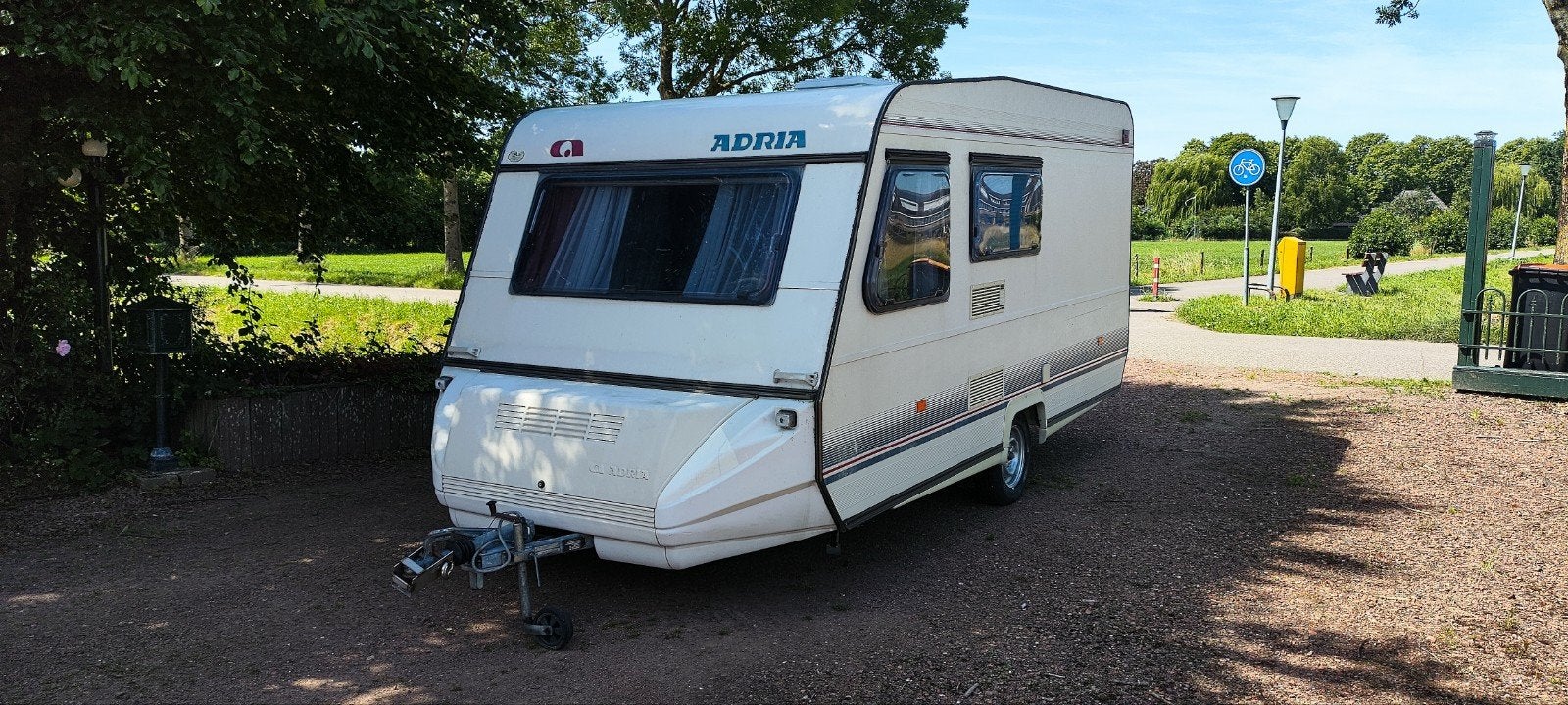 Zeer nette Instapklaar caravan Adria, Treinzit, 750 - 1000 kg, Particulier, Schokbreker