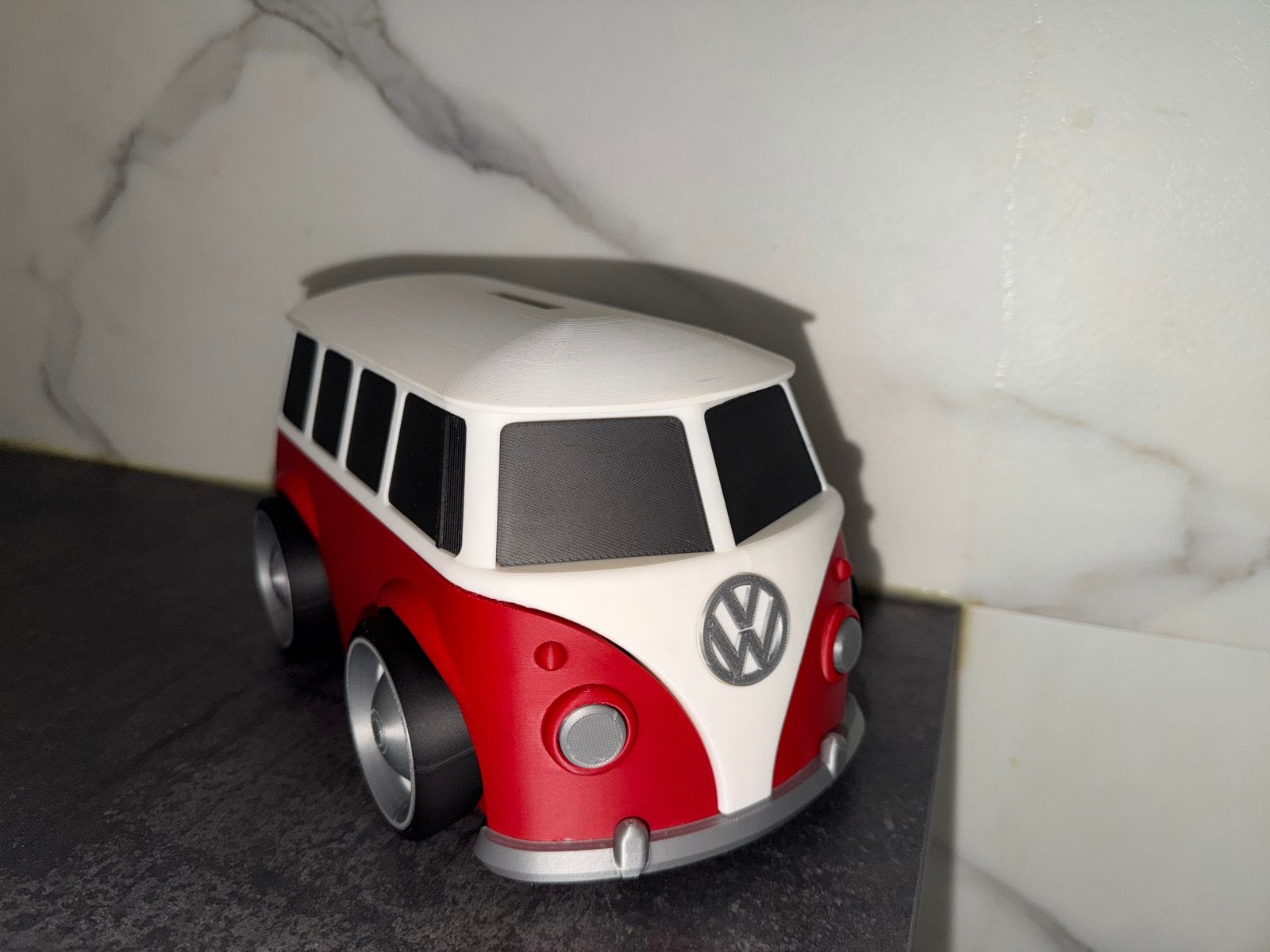 Leuke VW Bus Spaarpot - Rood/Wit, Verzamelen, Spaarpotten, Ophalen of Verzenden, Nieuw, Kunststof, Vervoermiddel