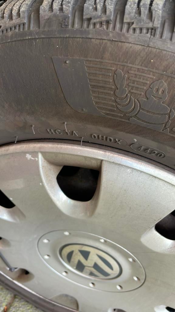 Michelin winterbanden 4 met VW wieldoppen. Van VWTouran, Auto-onderdelen, Banden en Velgen, Gebruikt, Overige, Banden en Velgen