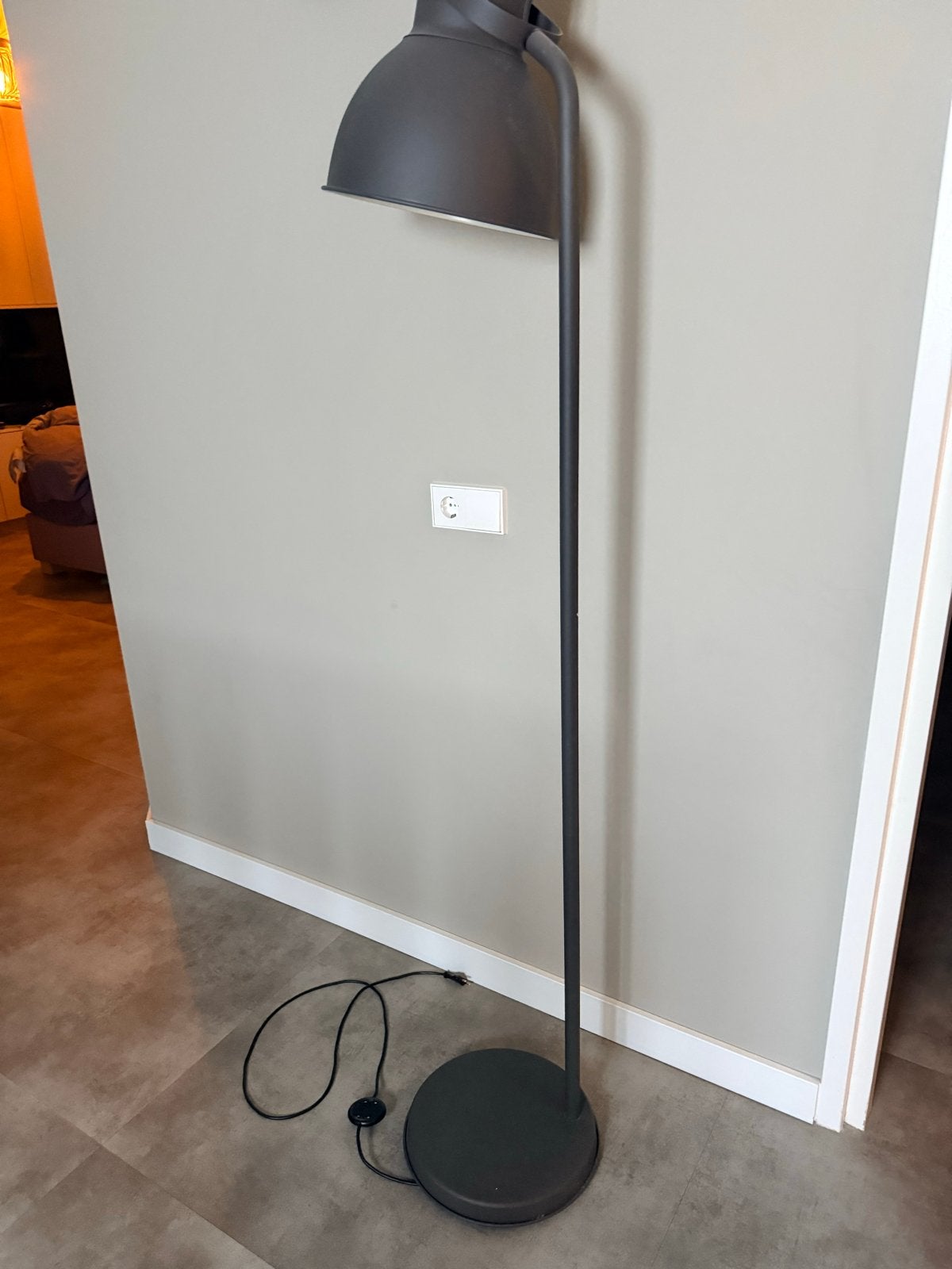 Moderne grijze vloerlamp met verstelbare kap ikea, Huis en Inrichting, Ophalen, Gebruikt, E27 (groot), Metaal