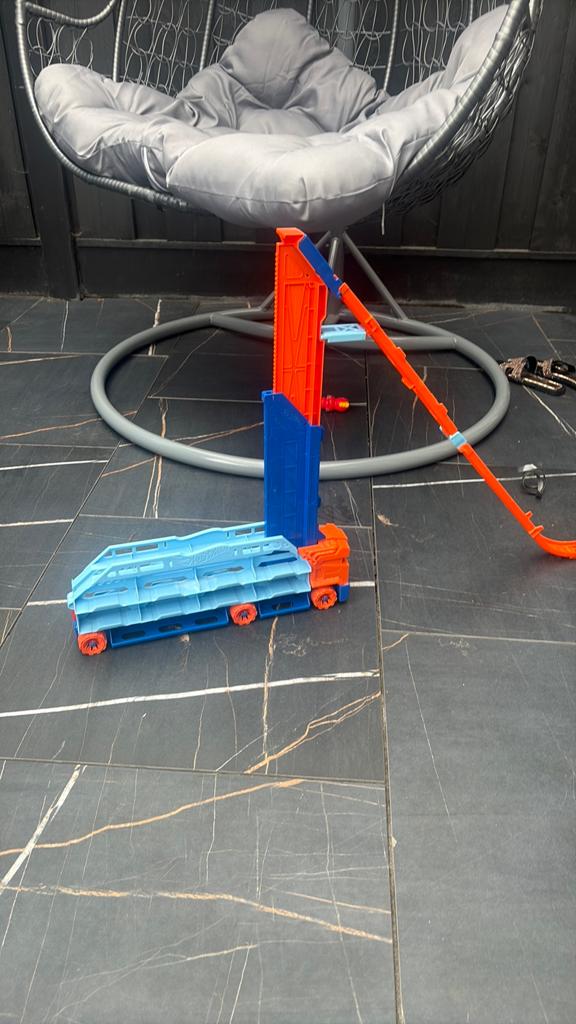 Hotwheels garage en city truck met oplegger, Ophalen of Verzenden, Zo goed als nieuw, Handmatig, Hot Wheels