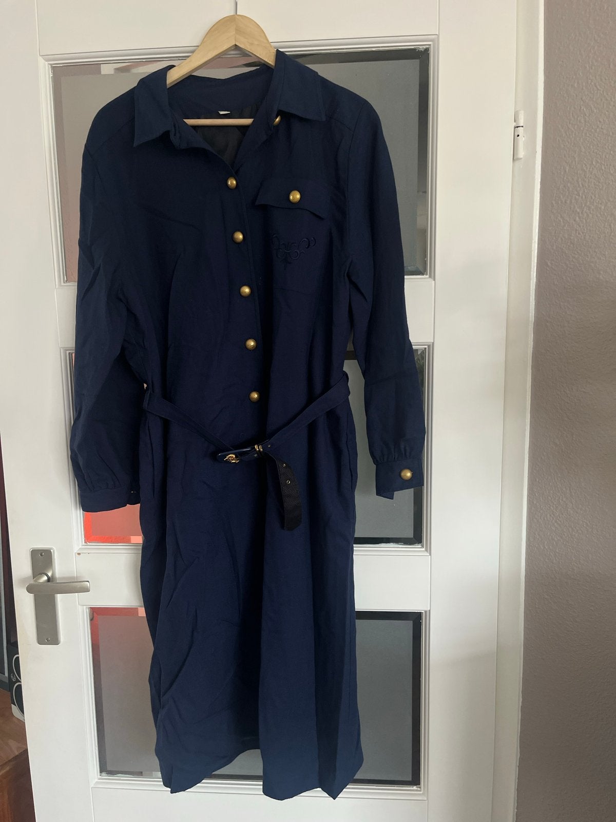 Donkerblauwe vintage jurk met gouden knopen en riem, Blauw, Maat 42/44 (L), Ophalen of Verzenden, Zo goed als nieuw