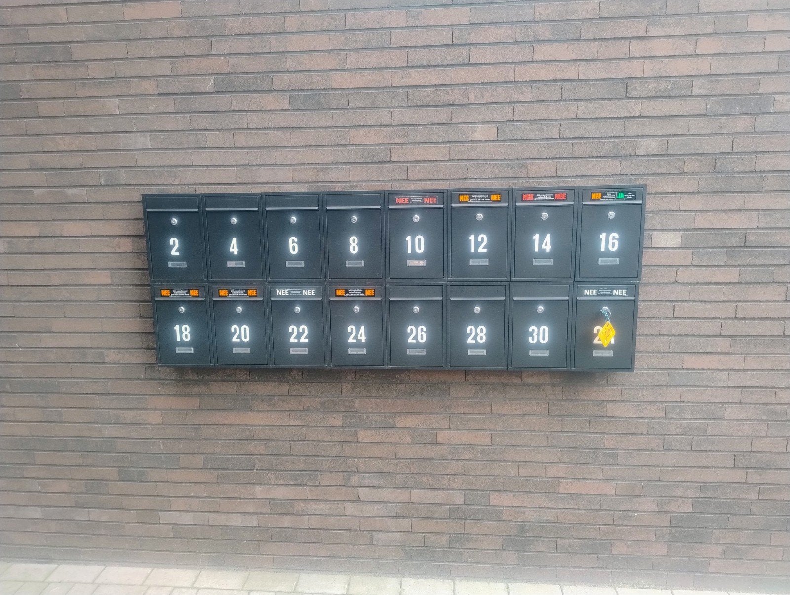 16 zwarte brievenbussen, Ophalen