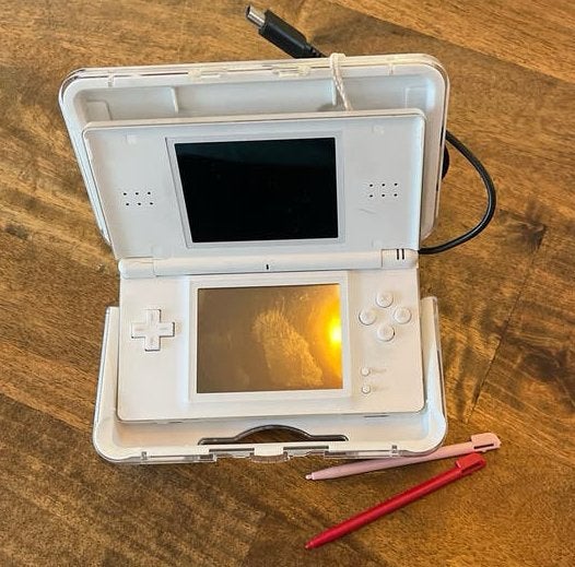 Witte Nintendo DS Lite met beschermhoes en stylus pennen, Spelcomputers en Games, Spelcomputers | Nintendo DS, Gebruikt, Wit, Ophalen of Verzenden