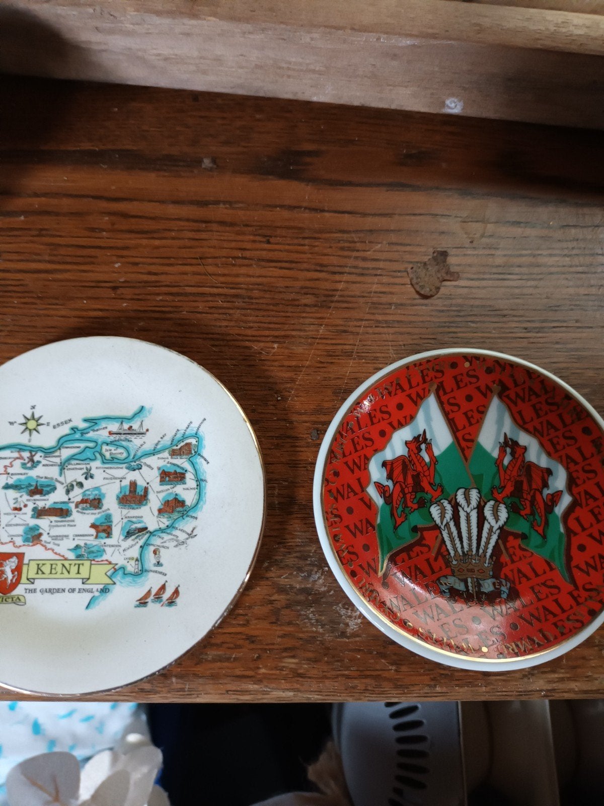 Vintage schaaltje van kent invicta en Wales schaaltje, Antiek en Kunst, Antiek | Wandborden en Tegels, Ophalen of Verzenden