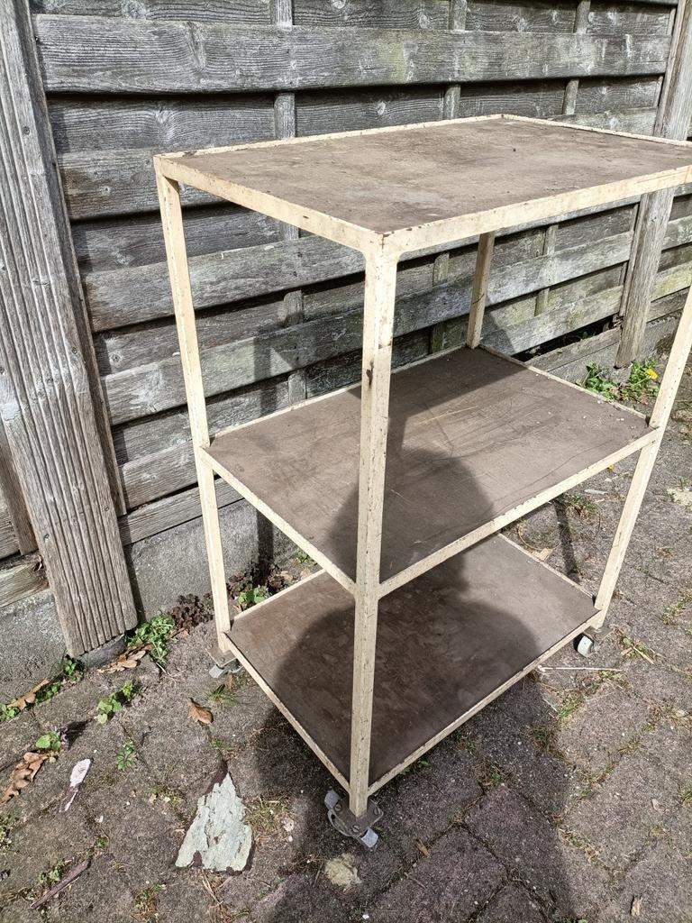 Industrieel vintage karretje. Verrijdbaar. Keuken trolley., Ophalen