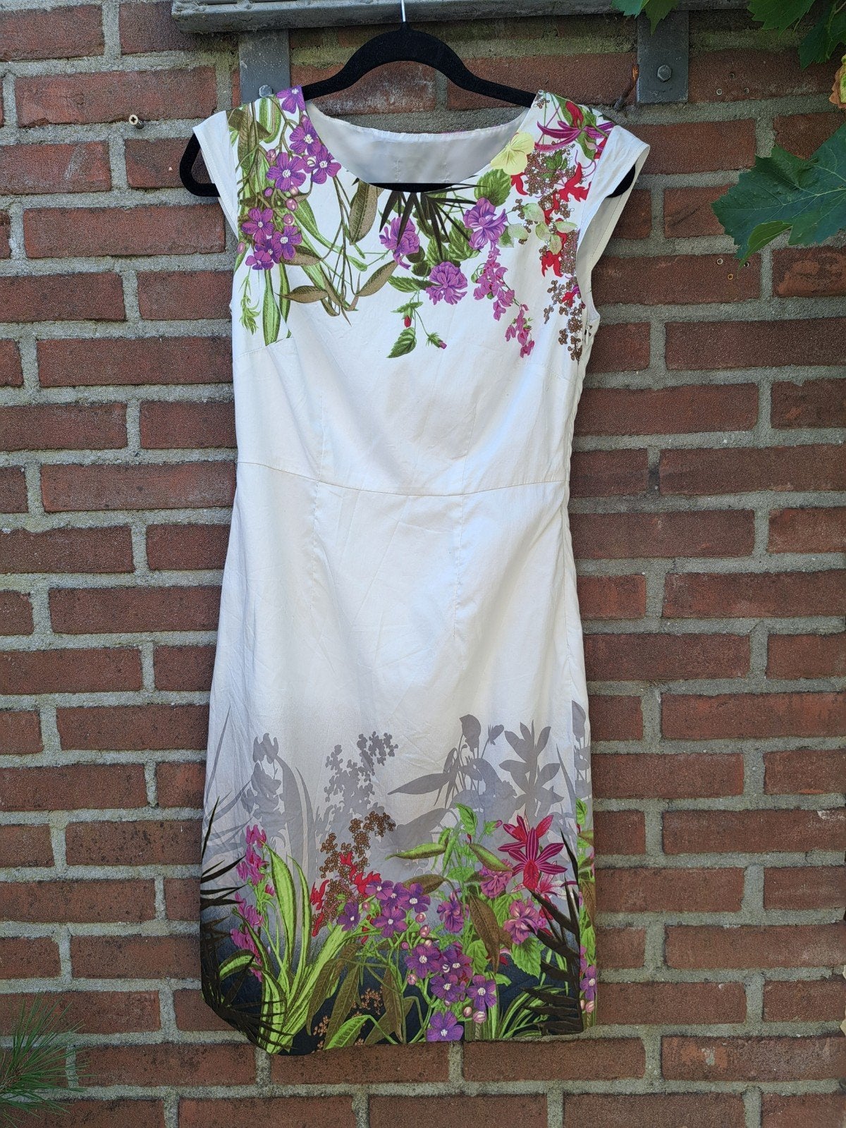 Witte jurk met bloemenprint, Kleding | Dames, Jurken, Zo goed als nieuw, Maat 36 (S), Wit, Boven de knie, Ophalen of Verzenden