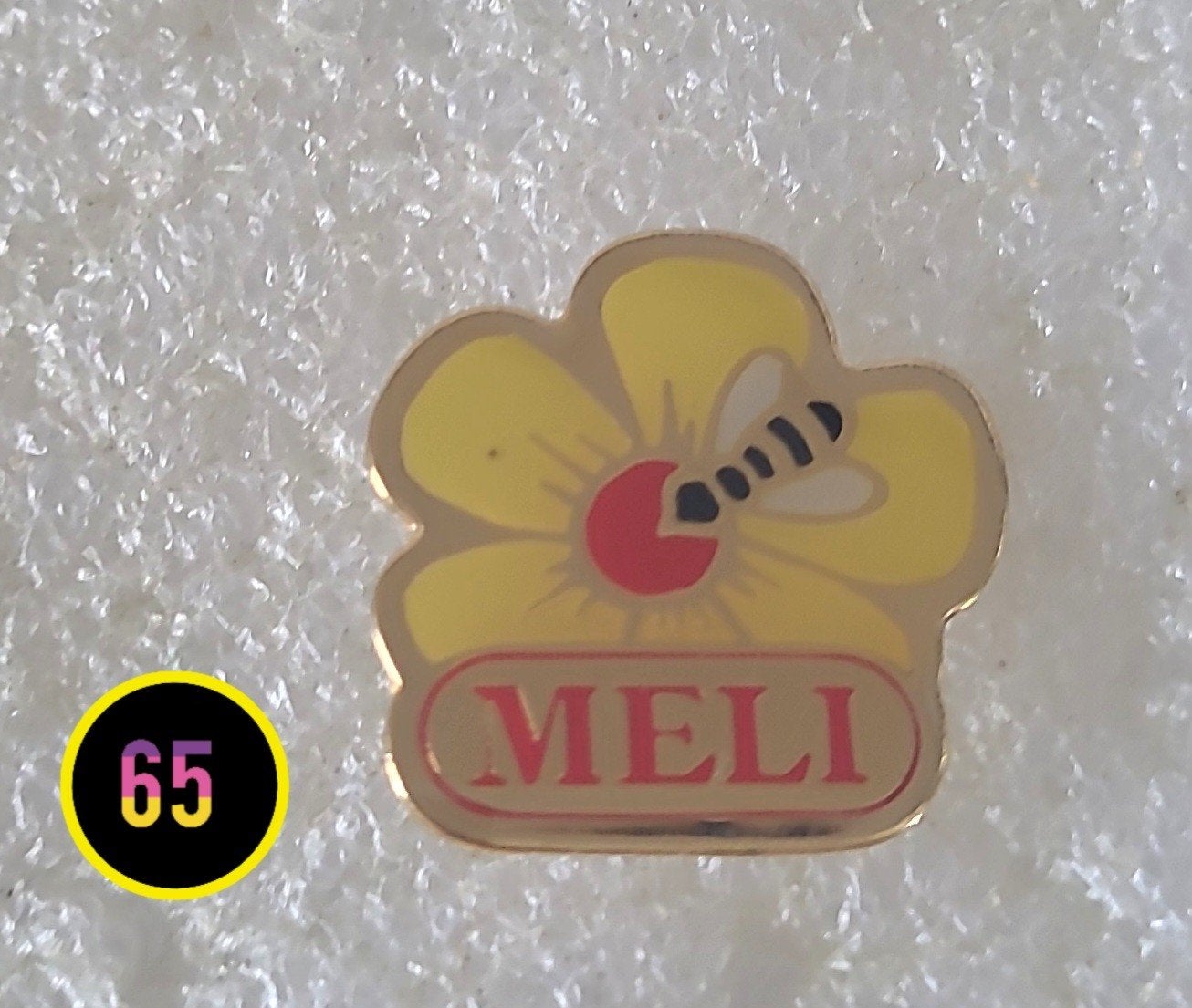Meli Pin: Bij op Gele Bloem - Vintage Verzamelobject, Verzamelen, Ophalen of Verzenden, Gebruikt, Dier of Natuur, Speldje of Pin