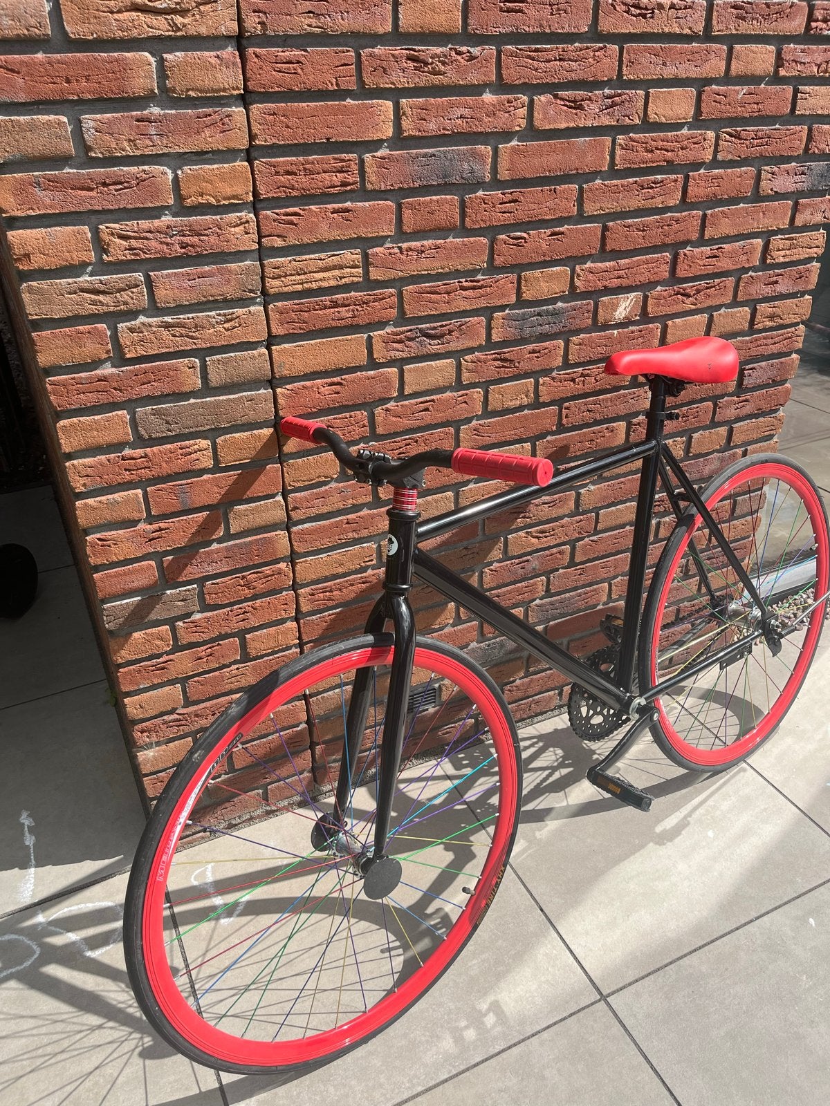 Single speed fiets 28 inch - Zwart met rode accenten, Fietsen en Brommers, Fietsen | Heren | Herenfietsen, Gebruikt, Velgrem, Versnellingen