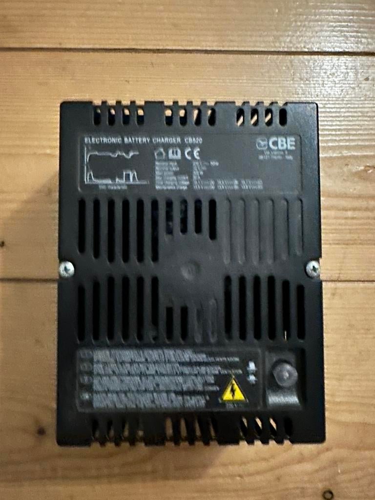NIEUWE CBE CB520 LADER 12V 20A LOODGEL AGM DESULFATOR CAMPER, Caravans en Kamperen, Ophalen of Verzenden, Zo goed als nieuw