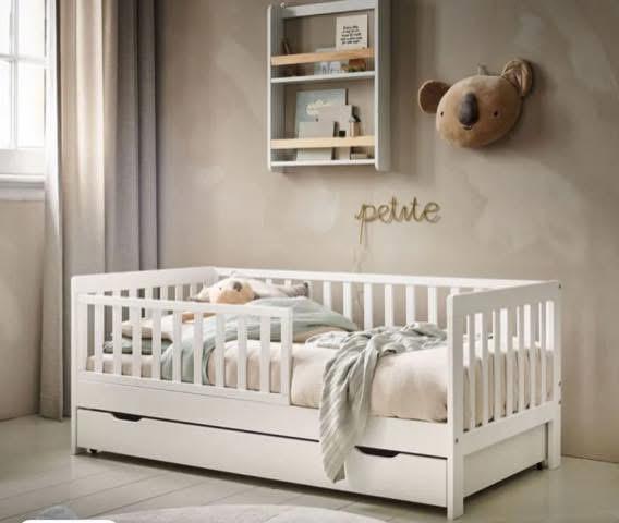 Peuter kamer (bed, speeltafel, stool) petite amelie, Ophalen of Verzenden, Zo goed als nieuw, Jongetje of Meisje