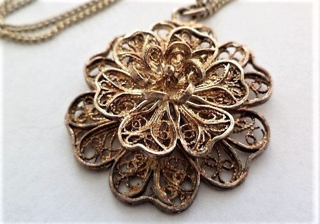Prachtige licht vergulde filigrain bloem hanger met ketting, Ophalen, Zo goed als nieuw, Bloem of Plant, Goud