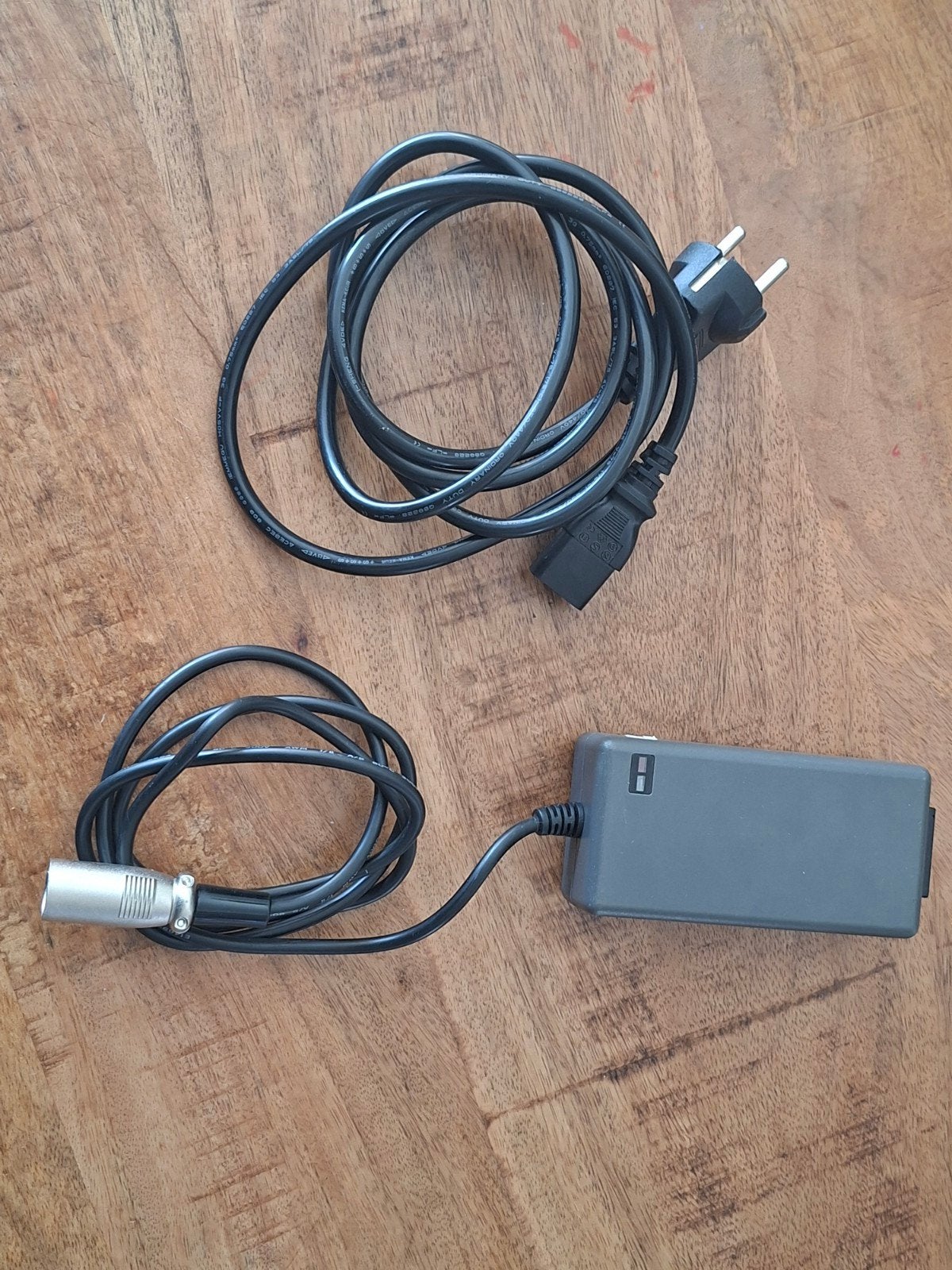 Metco acculader voor 24volt 3 pins voor oa. Cortina ecomo, Ophalen, Zo goed als nieuw
