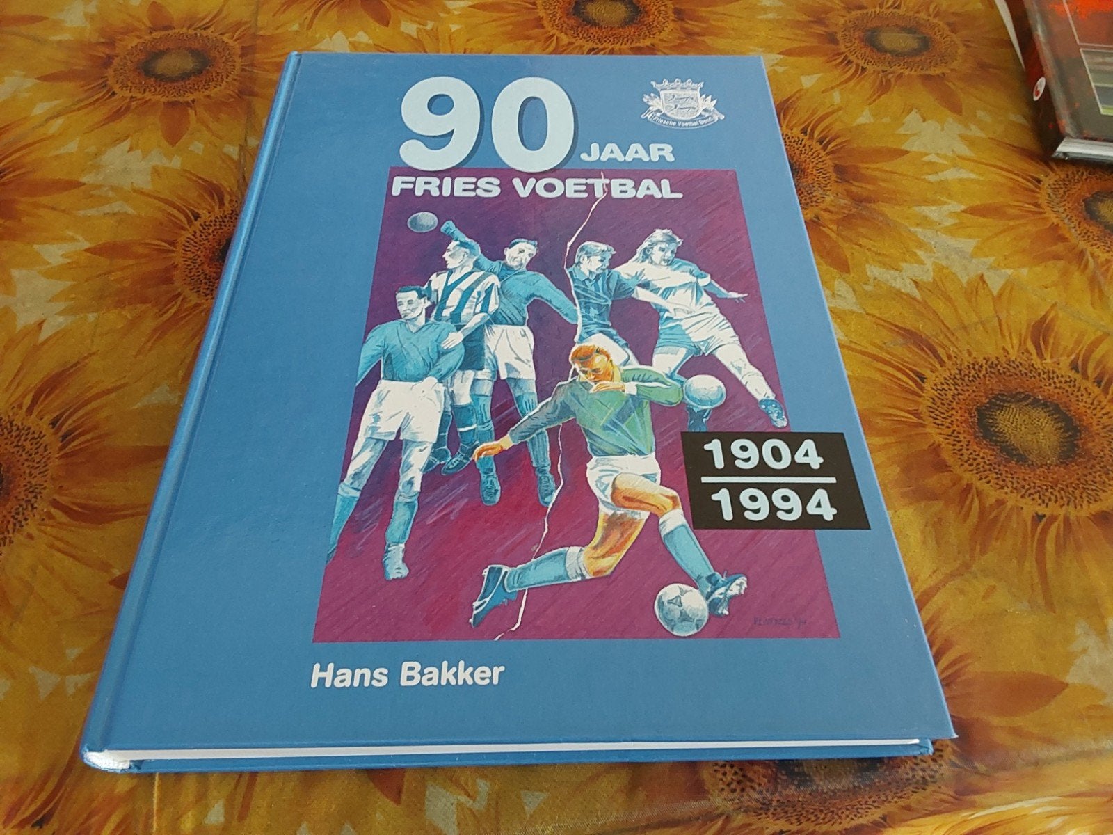 90 jaar Fries voetbal 1904-1994, Ophalen of Verzenden, Zo goed als nieuw, Balsport