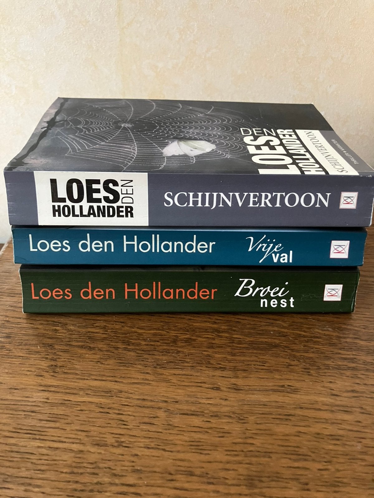 Loes den Hollander 3x, Ophalen of Verzenden, Gelezen