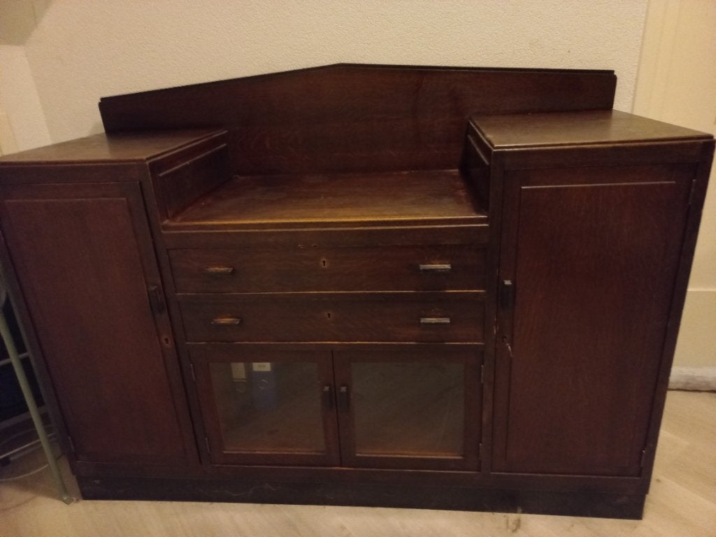 Kabinet donker hout, Ophalen