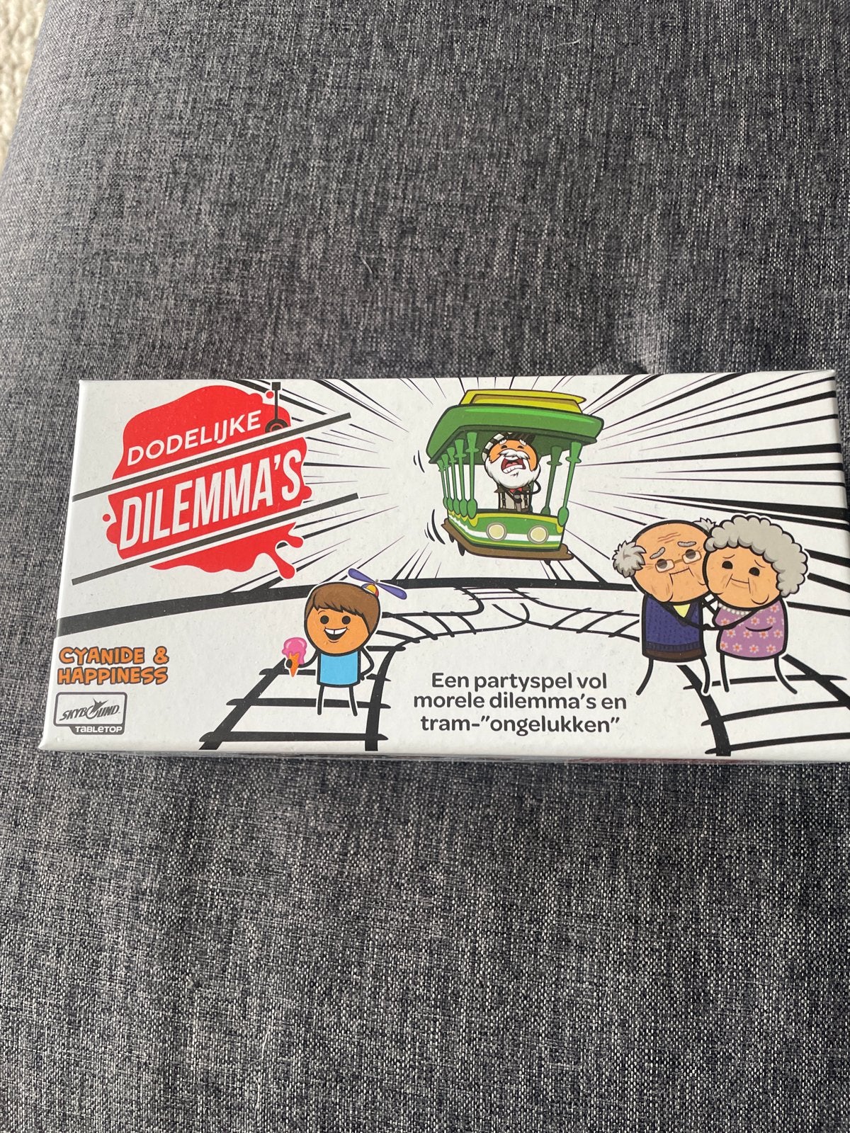 Dodelijke Dilemma's: Cyanide & Happiness Partyspel, Ophalen of Verzenden, Zo goed als nieuw