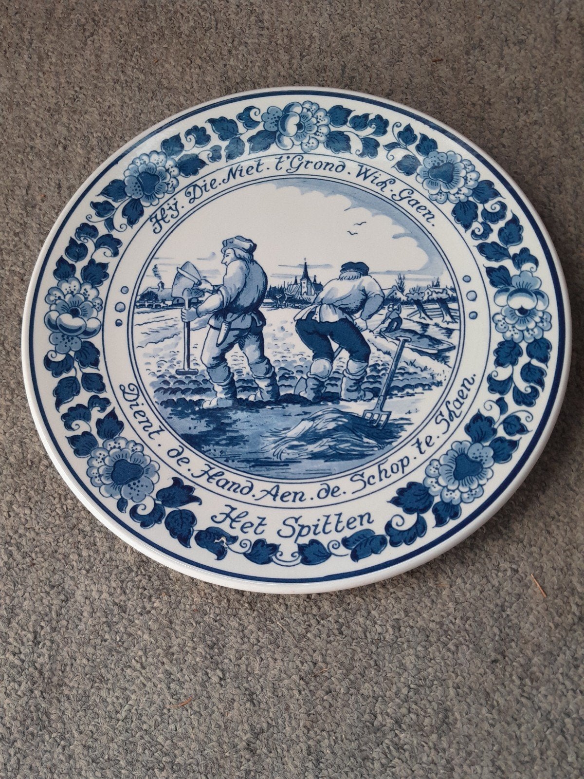 Delfts Blauw wandbord 'Het Spitten' - Royal Goedewaagen, Antiek en Kunst, Antiek | Wandborden en Tegels, Ophalen of Verzenden