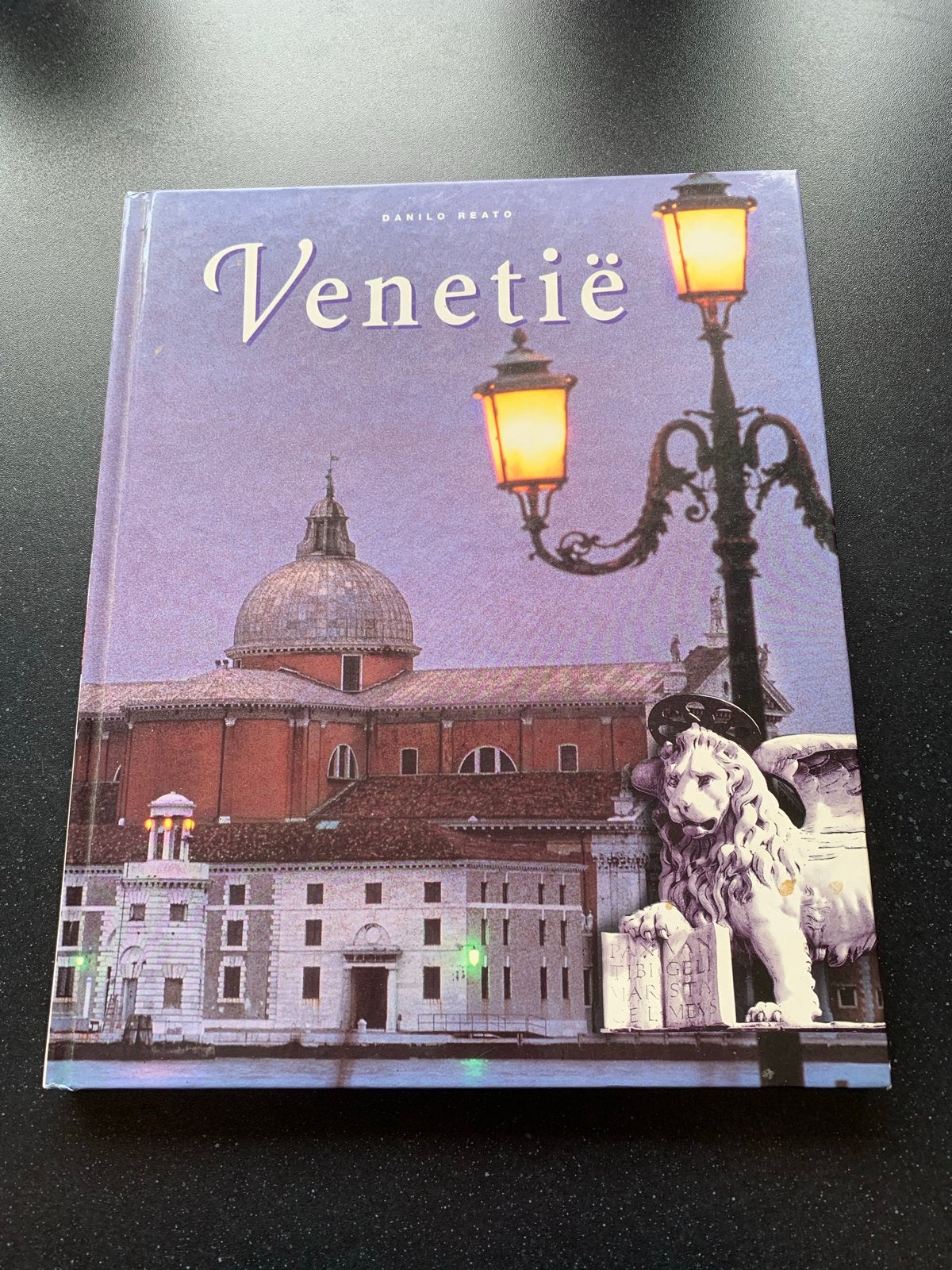 Venetië: Geschiedenis, Kunst en Magie - Danilo Brato, Europa, Ophalen of Verzenden, Reisgids of -boek, Gelezen
