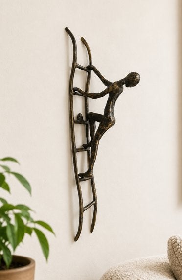 De Klim naar Succes / bronzen beeld / wanddecoratie