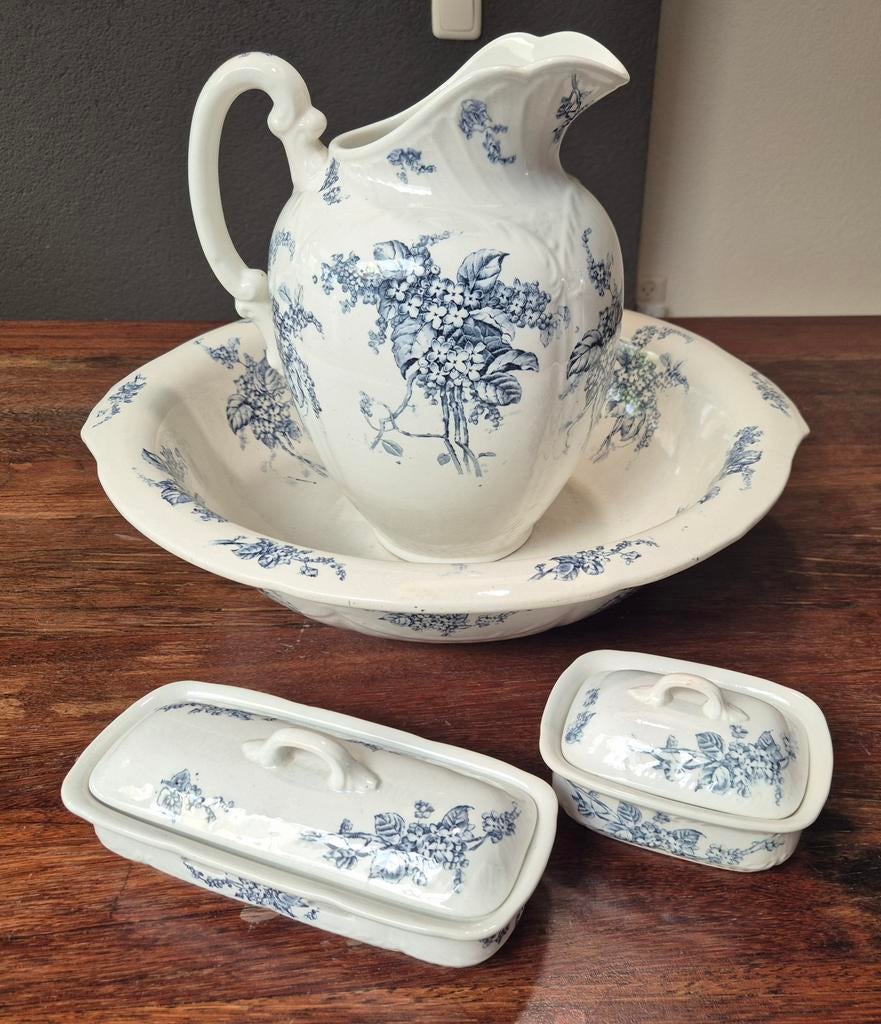 Compleet en decoratief lampetstel van Petrus Regout, serie “, Ophalen