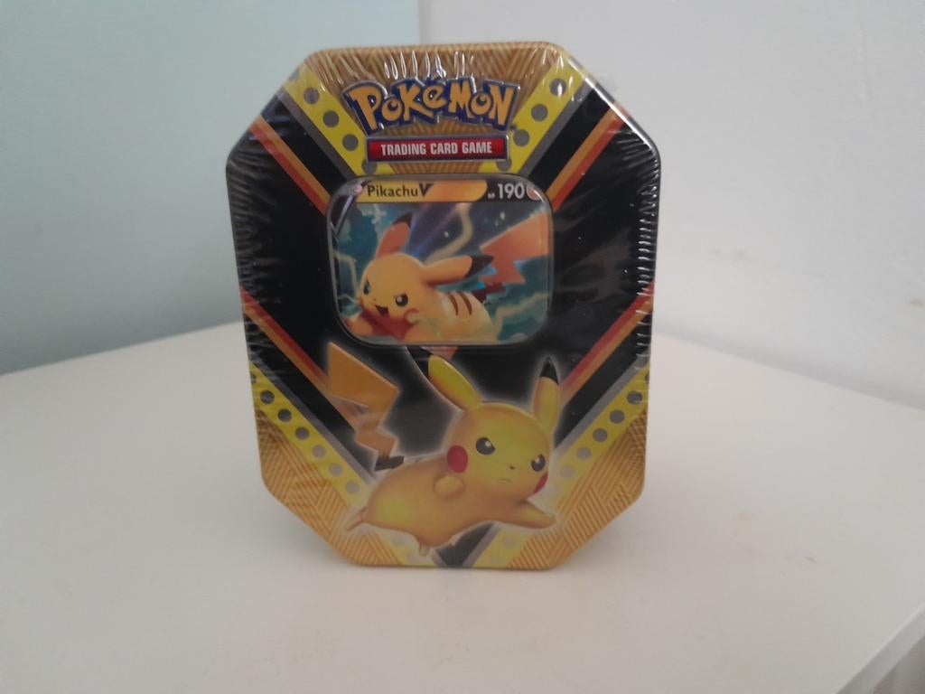 Pokémon Trading Card Game V Powers Tin Pikachu V, Ophalen of Verzenden, Nieuw, Boosterbox
