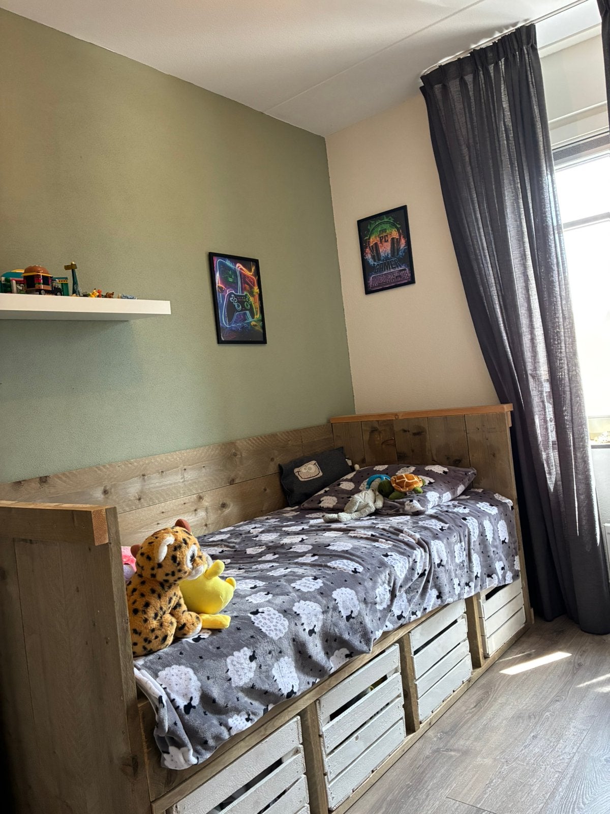 Steigerhouten bed met opberg bakken, Ophalen, Zo goed als nieuw, Eenpersoons