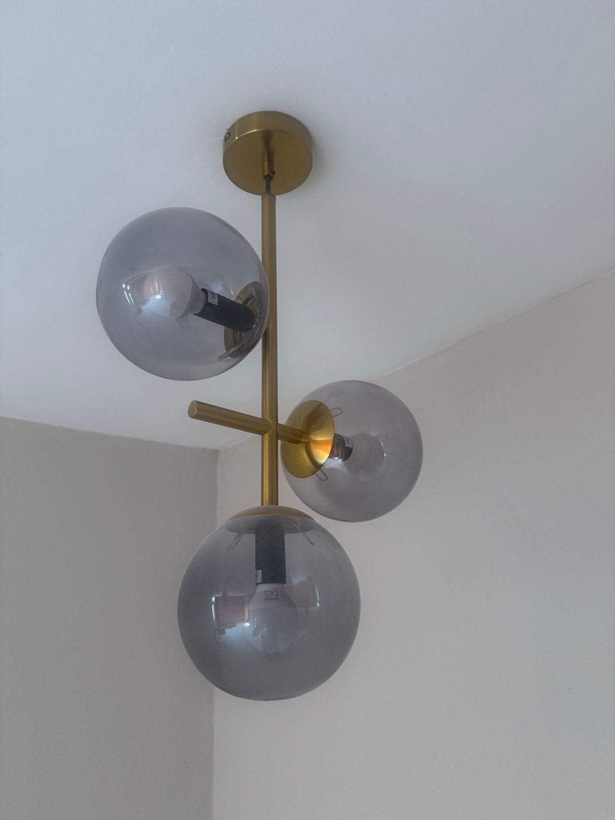 Moderne gouden hanglamp met 3 glazen bollen, Ophalen, Zo goed als nieuw, Metaal, E14 (klein)