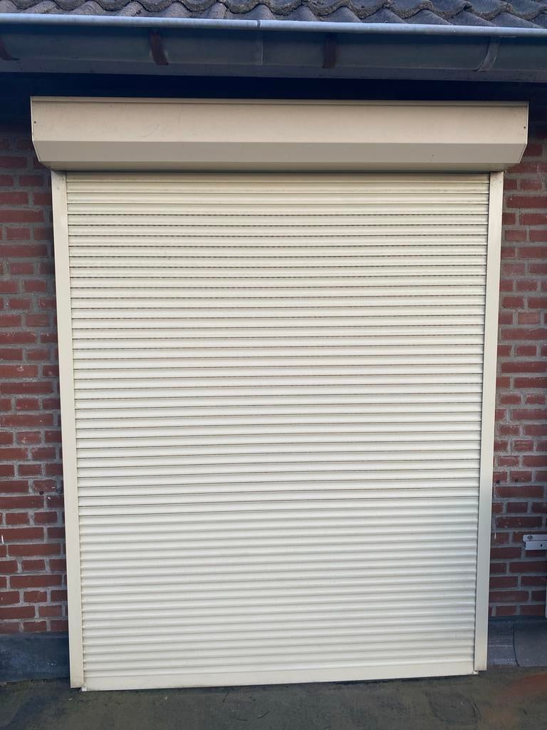 2x Crème Rolluik , handbediening, Doe-het-zelf en Verbouw, Rolluiken, Ophalen, Gebruikt, 100 tot 150 cm, 150 tot 200 cm