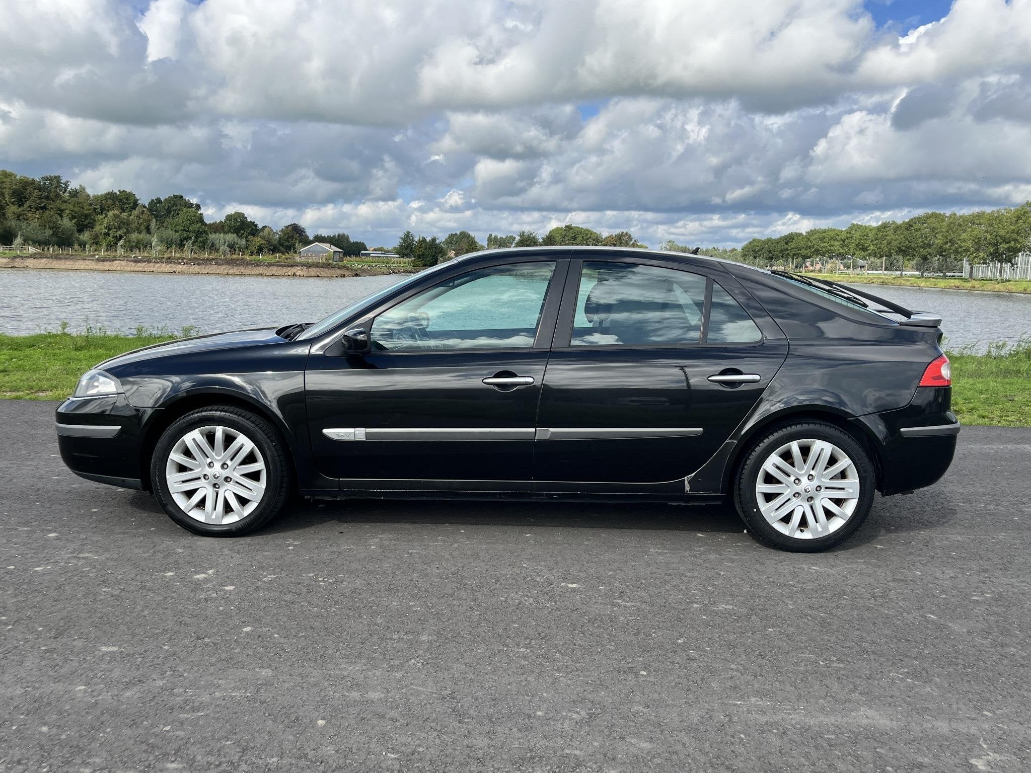 Renault Laguna 1.6-16V Tech Line Uniek! Incl nieuwe APK beur, Auto's, Laguna, Parkeersensor, Gebruikt, 4 cilinders