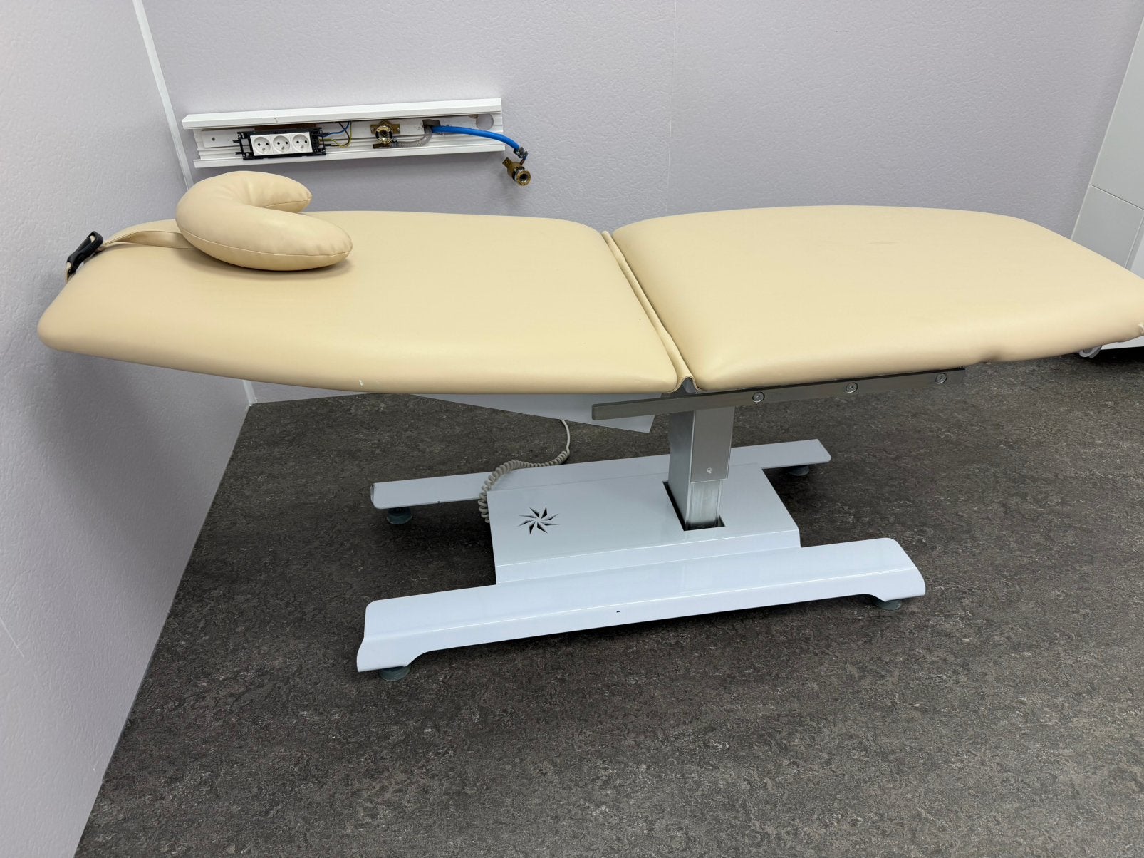 Behandeltafel zgan, Ophalen, Zo goed als nieuw, Massagetafel
