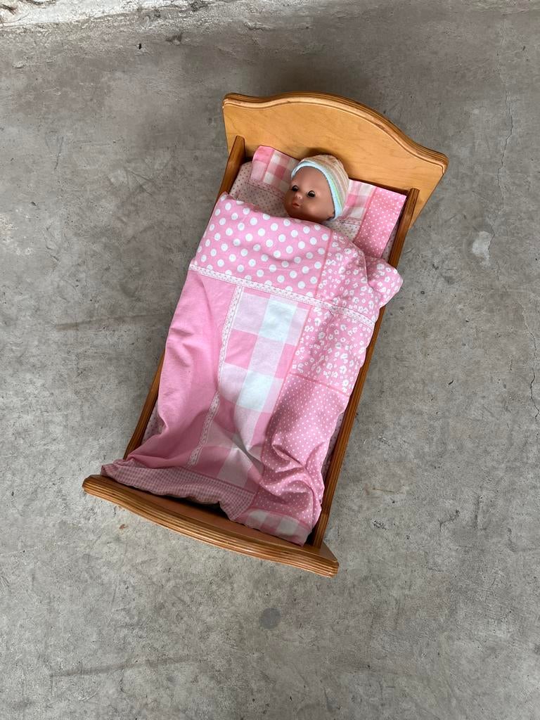 Vintage poppenbedje met pop en roze dekentje, Ophalen of Verzenden, Gebruikt, Babypop