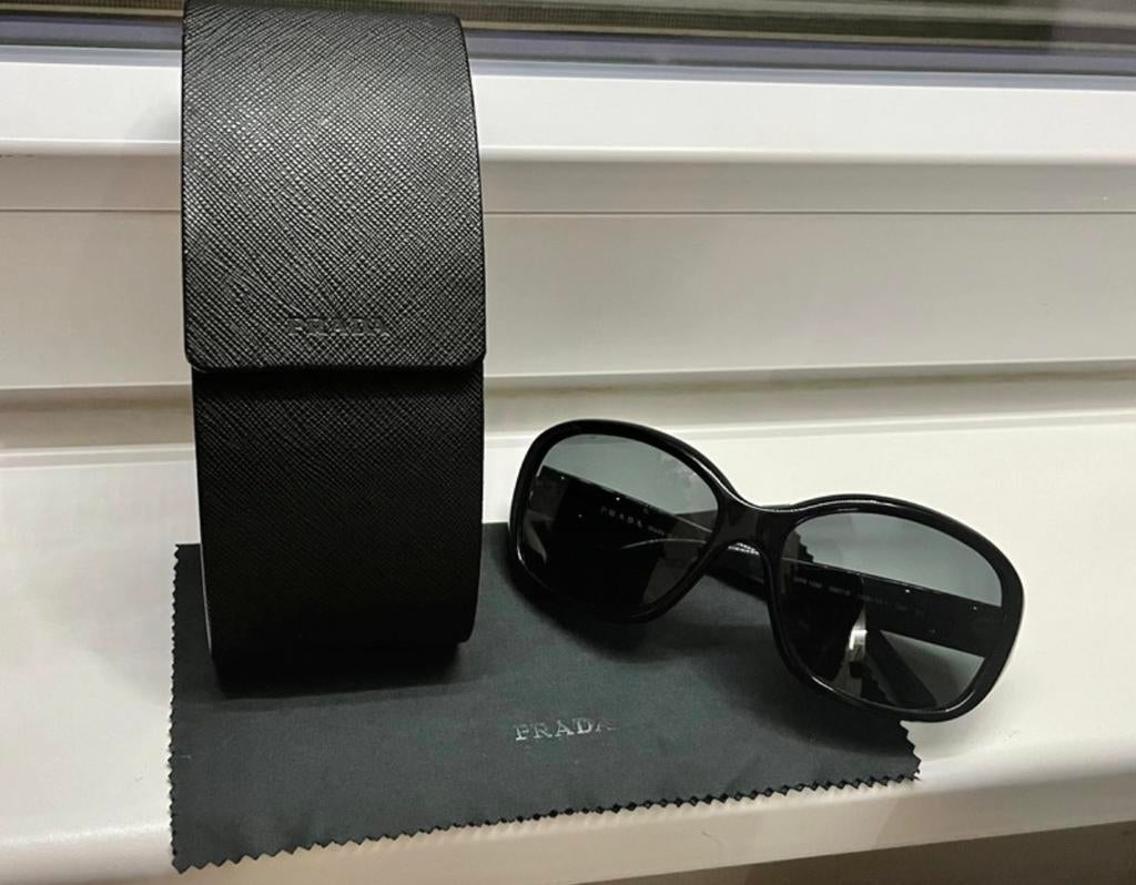 Prada zonnebril dames, Sieraden, Tassen en Uiterlijk, Zonnebrillen en Brillen | Dames, Zonnebril, Prada, Zwart, Nieuw
