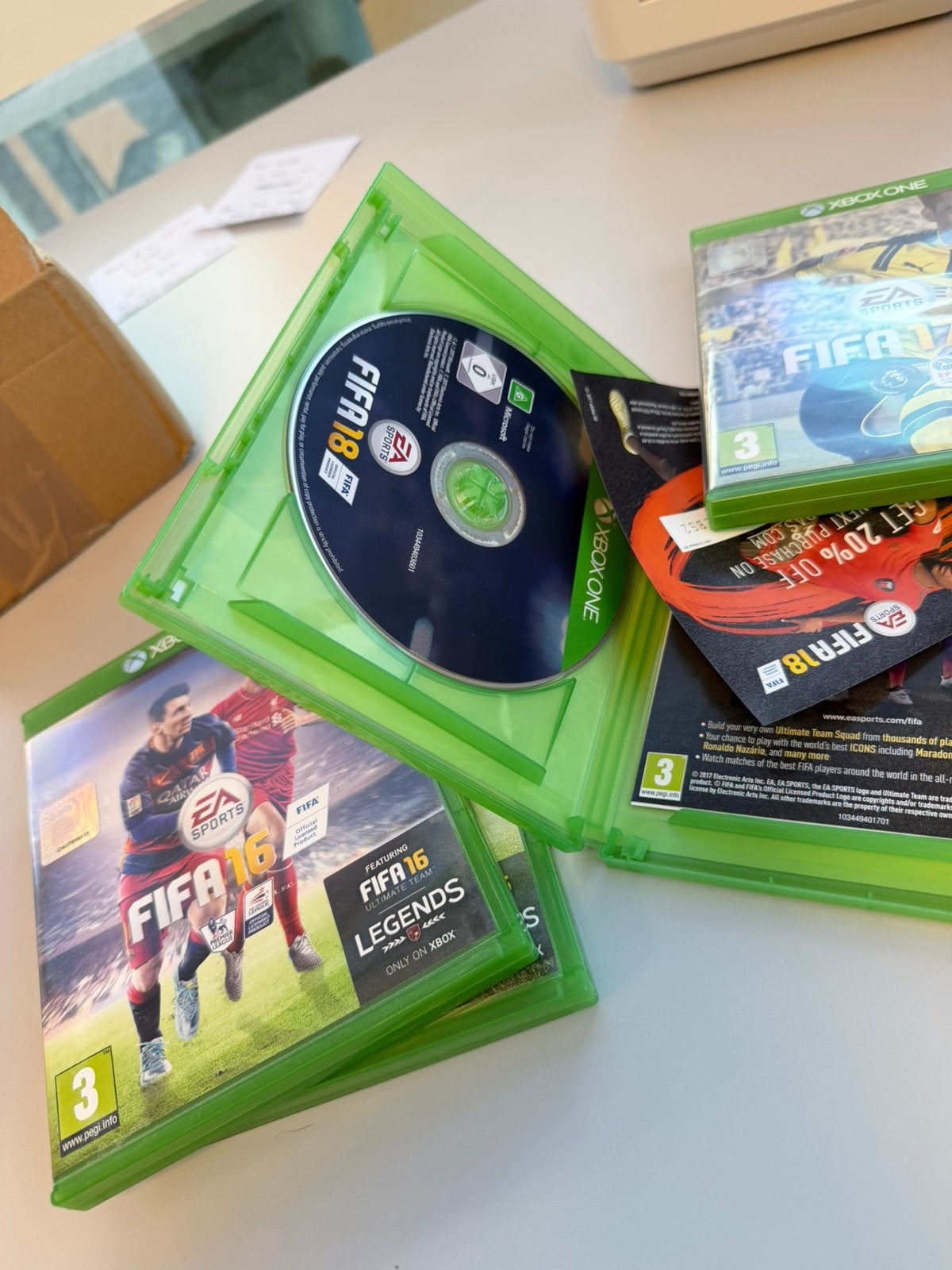 4x FIFA 15 16 17 18 Xbox One Voetbal Games Set 4 spelletjes, Spelcomputers en Games, P, P, Ophalen of Verzenden, Zo goed als nieuw