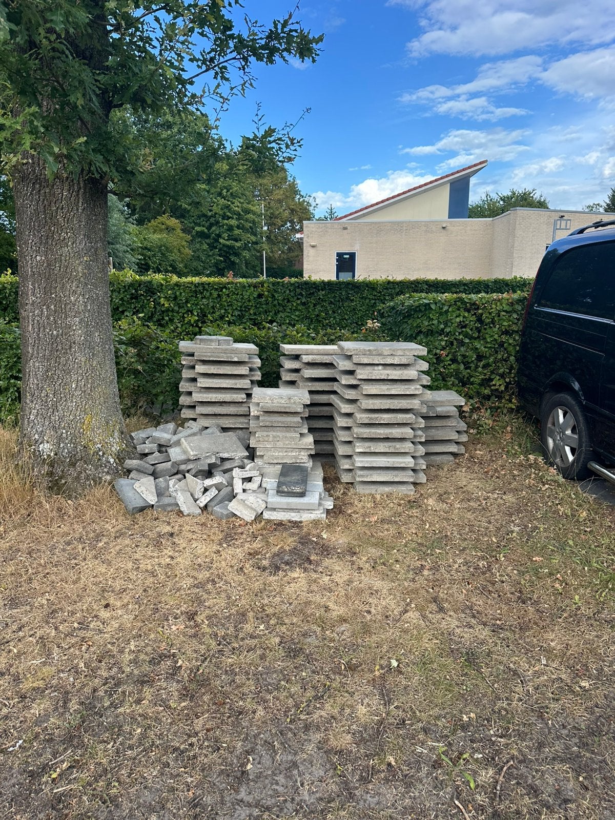Te koop 60 betontegels 40x60 en gezaagde stukken + zand, Ophalen, Zo goed als nieuw