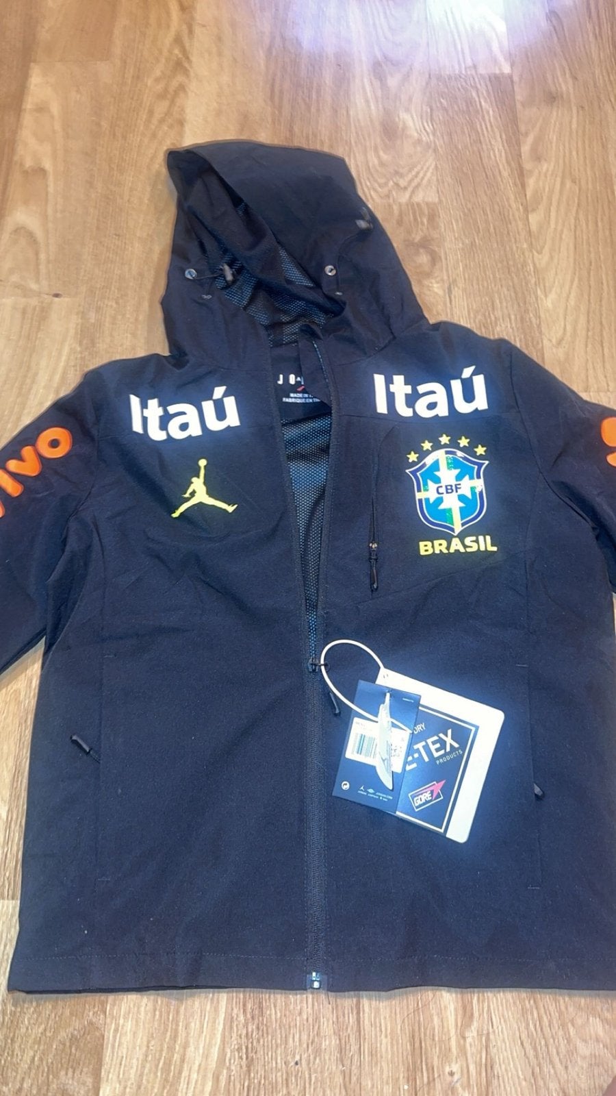Jordan x Brazil CBF Gore-Tex Jas -Nieuw metkaartjes maat M/S, Ophalen of Verzenden, Nieuw, Maat 48/50 (M), Zwart
