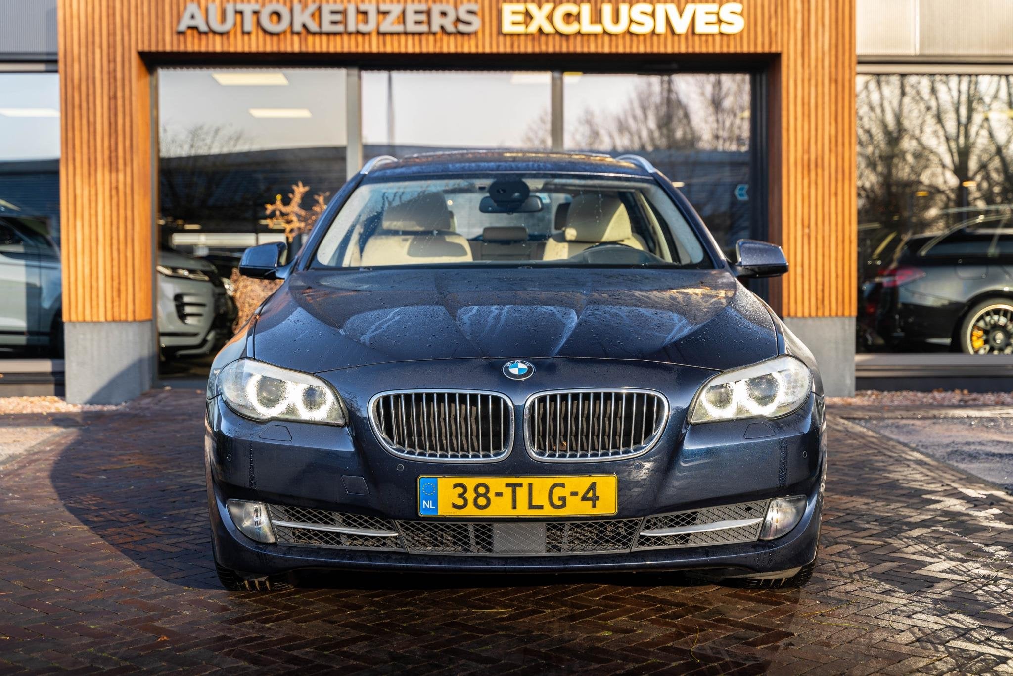 BMW 5-serie Touring 528xi High Executive Panoramadak Leer, Gebruikt, Beige, 4 cilinders, 2000 kg