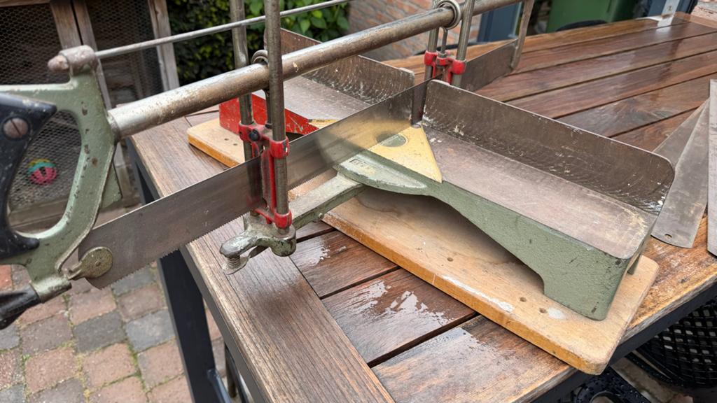 Verstekbak met zaag en diverse zaagbladen, Gebruikt, Ophalen of Verzenden, Afkortzaag, 30 tot 70 mm