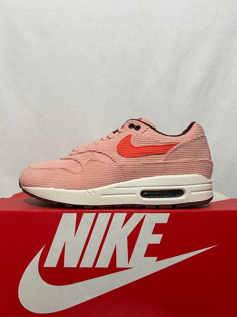 NIEUW IN DOOS! Maat 42,5 - Nike Air Max 1 Coral Stardust, Kleding | Heren, Schoenen, Overige kleuren, Verzenden, Nike, Nieuw