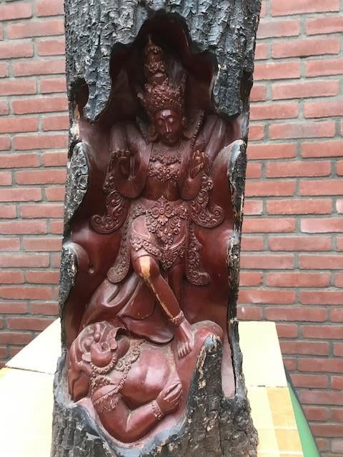 Balinees houtsnijwerk uit een boom gesneden, Ophalen