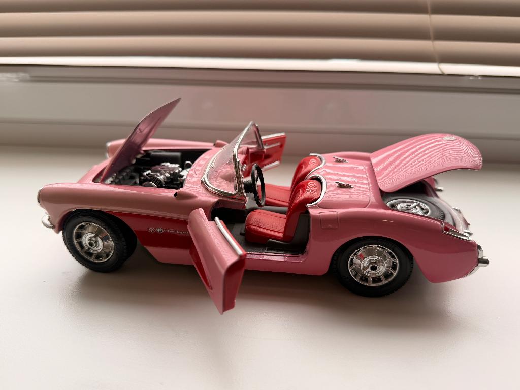 Bburago Chevrolet Corvette 1957 Roze schaal 1:18, Ophalen, Zo goed als nieuw, Auto, Bburago