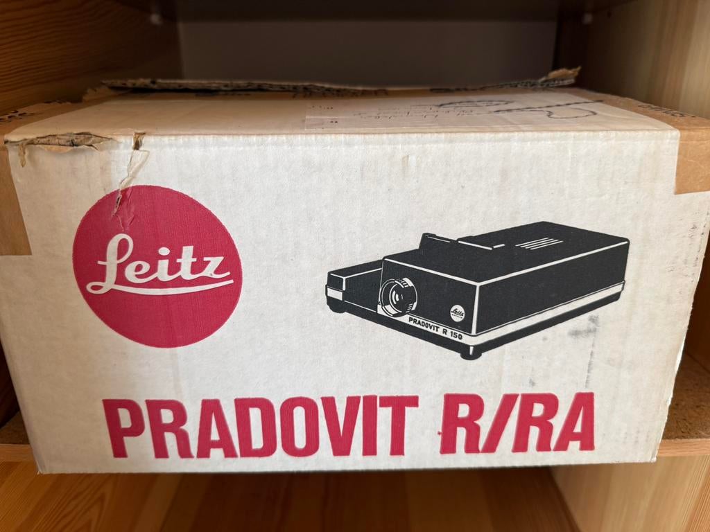 Dia projector van Leitz Pradovit R/RA, Audio, Tv en Foto, Diaprojectors, Ophalen of Verzenden, Gebruikt