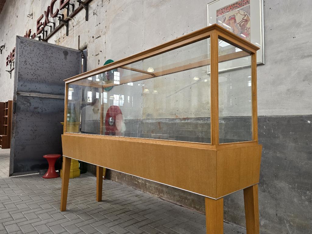 Grote Jaren 60 Museum Vitrine Kast Vintage Vitrinekast Zwart, Gebruikt, Ophalen of Verzenden, Glas, 200 cm of meer