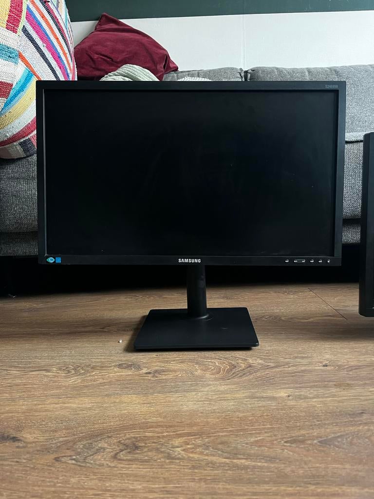 1 Samsung Computerscherm - Goed Gebruikt, Hoofdtelefoonaansluiting, Full HD, 60 Hz of minder, Ophalen