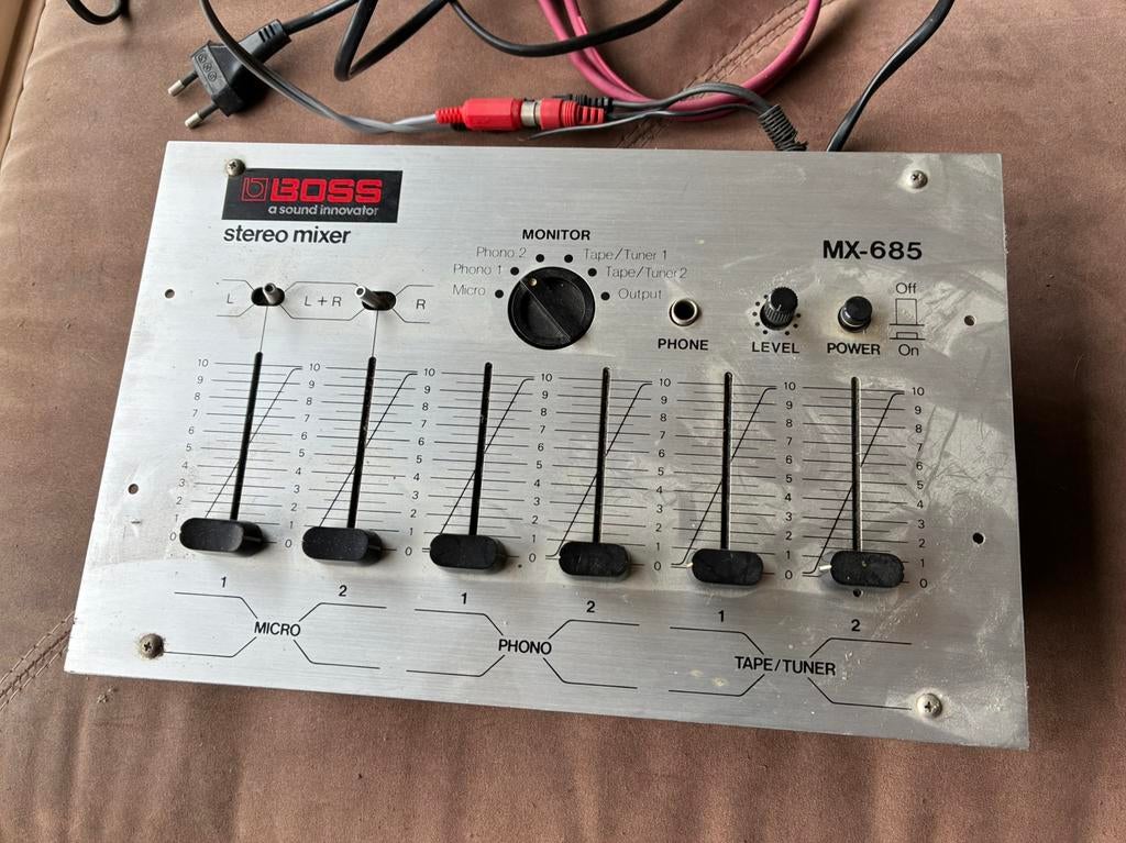 Mengpaneel MX-685, Ophalen of Verzenden, Gebruikt, 5 tot 10 kanalen, Microfooningang